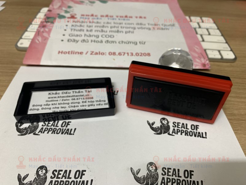 Khắc dấu Giáo viên Trường quốc tế chữ Seal_Of_Approval màu đen
