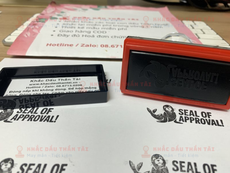 Khắc dấu Giáo viên Trường quốc tế chữ Seal_Of_Approval màu đen