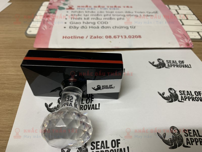 Khắc dấu Giáo viên Trường quốc tế chữ Seal_Of_Approval màu đen