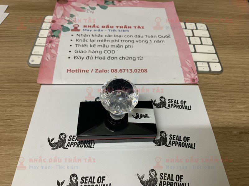 Khắc con dấu cho Giáo viên Trường quốc tế - Chữ Seal_Of_Approval - Màu đen