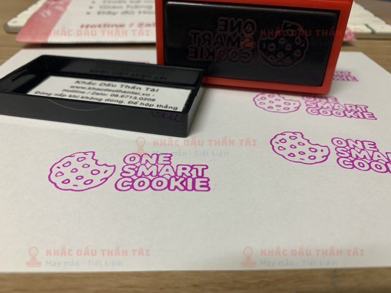 Khắc dấu One_Smart_Cookie màu hồng cho Giáo viên Trường quốc tế