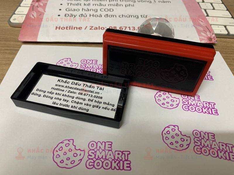 Khắc dấu One_Smart_Cookie màu hồng cho Giáo viên Trường quốc tế