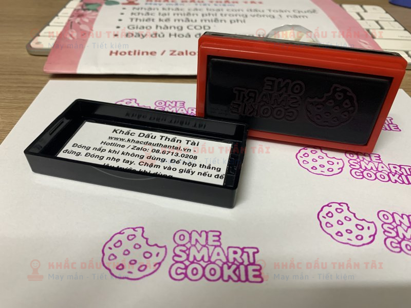 Khắc dấu One_Smart_Cookie màu hồng cho Giáo viên Trường quốc tế