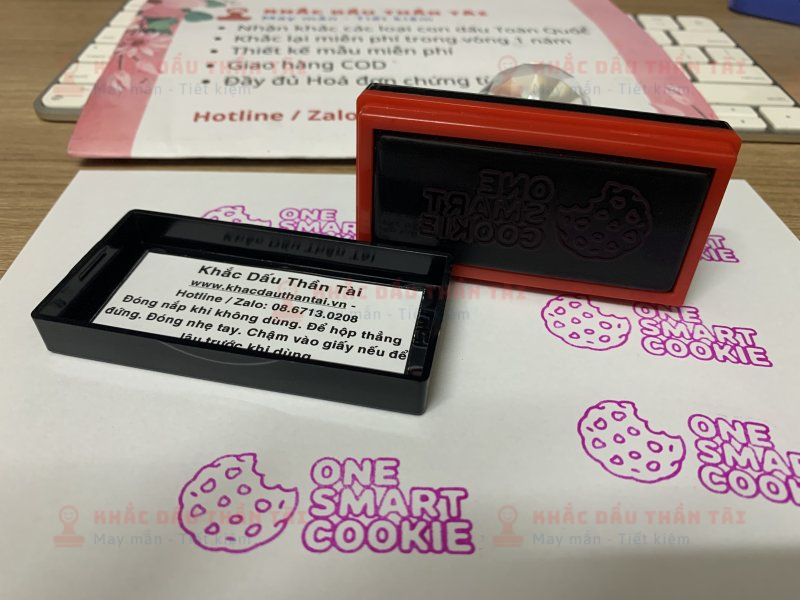 Khắc dấu One_Smart_Cookie màu hồng cho Giáo viên Trường quốc tế