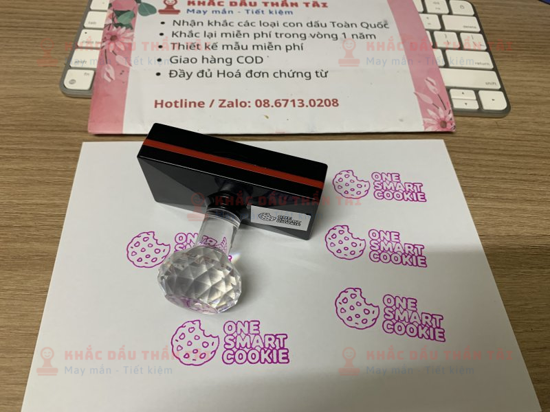 Khắc dấu One_Smart_Cookie màu hồng cho Giáo viên Trường quốc tế