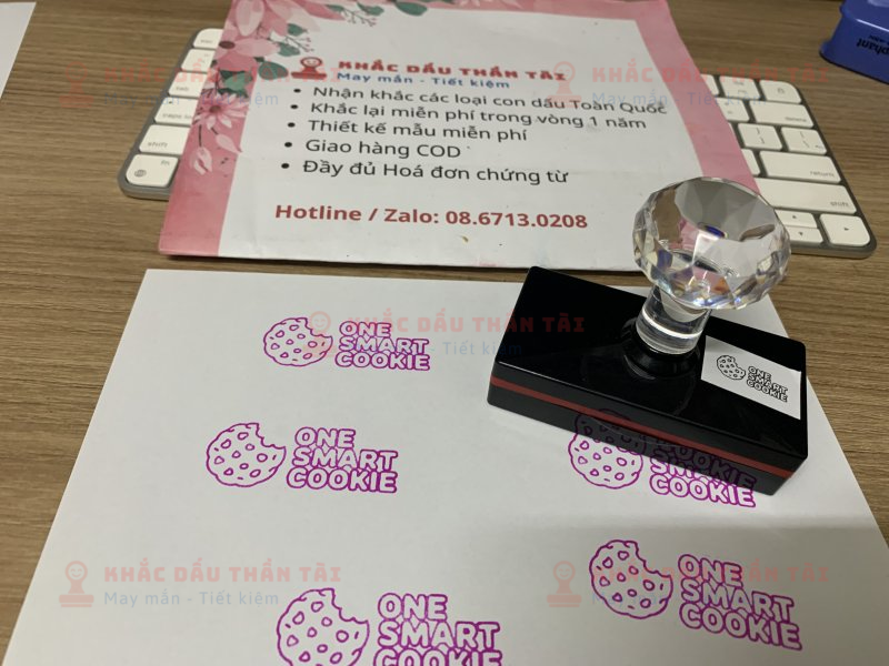 Khắc con dấu cho Giáo viên Trường quốc tế - Chữ One_Smart_Cookie - Màu hồng