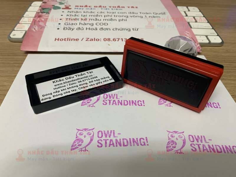 Khắc con dấu Chữ Owl_Standing màu hồng cho Giáo viên Trường quốc tế