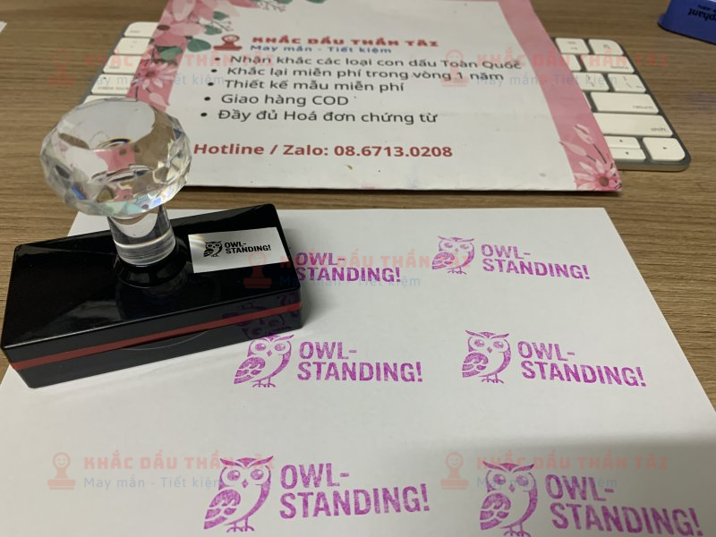 Khắc con dấu cho Giáo viên Trường quốc tế - Chữ Owl_Standing - Màu hồng