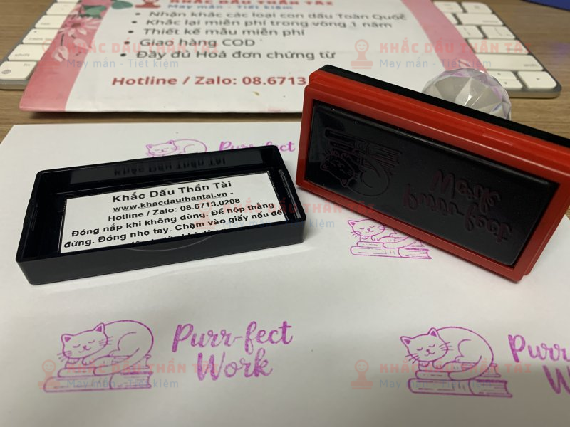Khắc con dấu Giáo viên Trường quốc tế chữ Purr_Kect_Work màu hồng