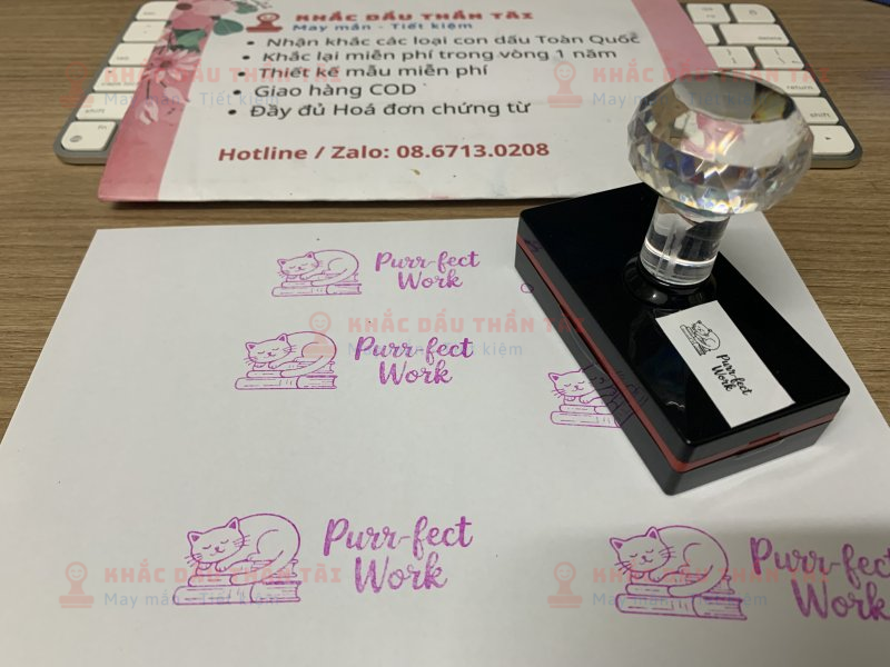 Khắc con dấu Giáo viên Trường quốc tế chữ Purr_Kect_Work màu hồng