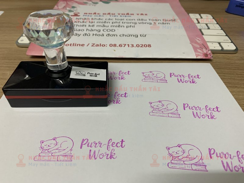 Khắc con dấu Giáo viên Trường quốc tế chữ Purr_Kect_Work màu hồng