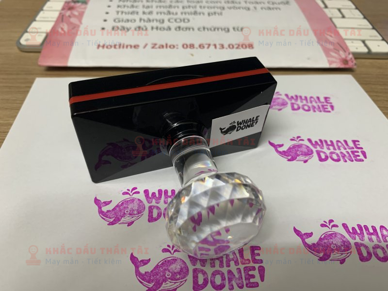 Khắc con dấu Giáo viên Trường quốc tế - Chữ Whale_Done màu hồng