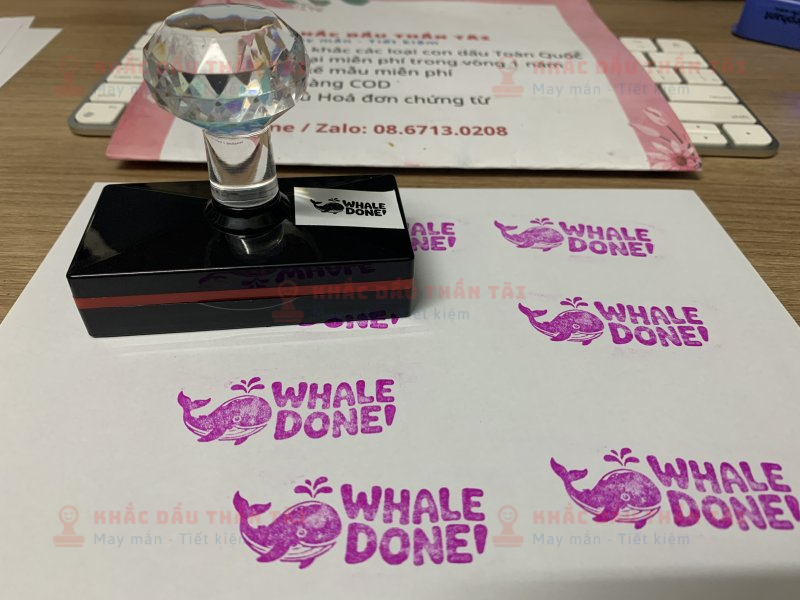 Khắc con dấu Giáo viên Trường quốc tế - Chữ Whale_Done màu hồng