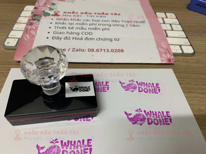 Khắc con dấu cho Giáo viên Trường quốc tế - Chữ Whale_Done - Màu hồng