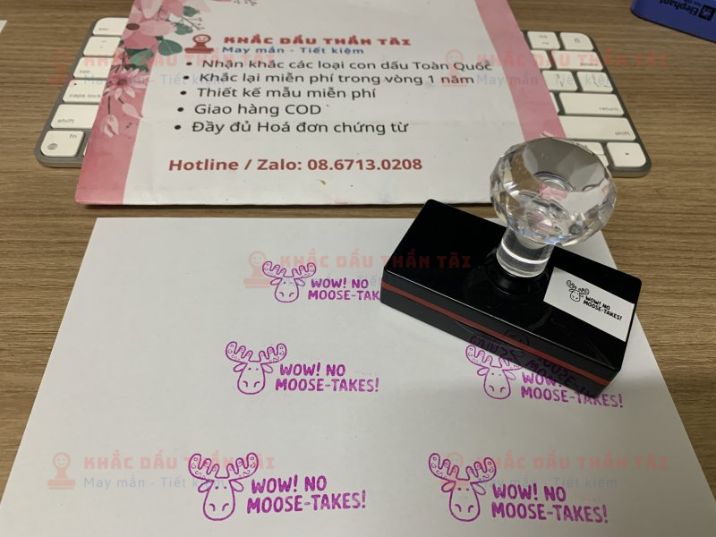 Khắc con dấu cho Giáo viên Trường quốc tế - Chữ Wow_No_Moose_Takes - Màu hồng