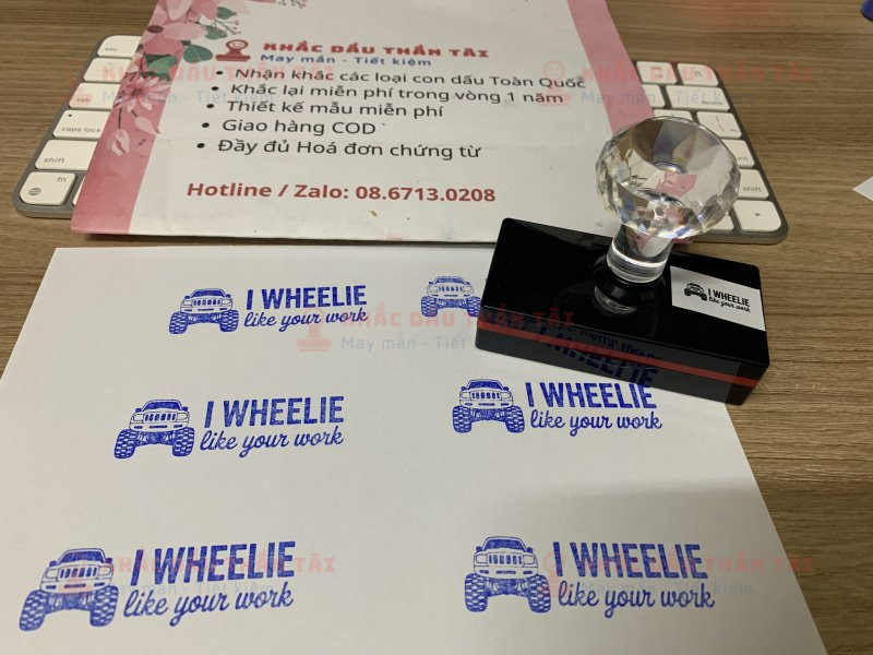 Khắc con dấu cho Giáo viên Trường quốc tế - Chữ I_Wheelie_Like_Your_Work - Màu Xanh Dương