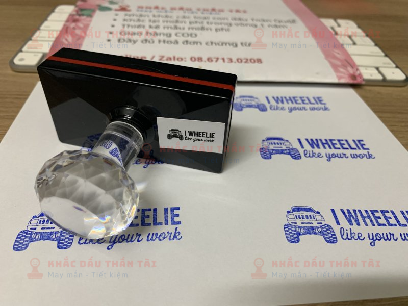 Khắc con dấu cho Giáo viên Trường quốc tế chữ I_Wheelie_Like_Your_Work màu xanh dương