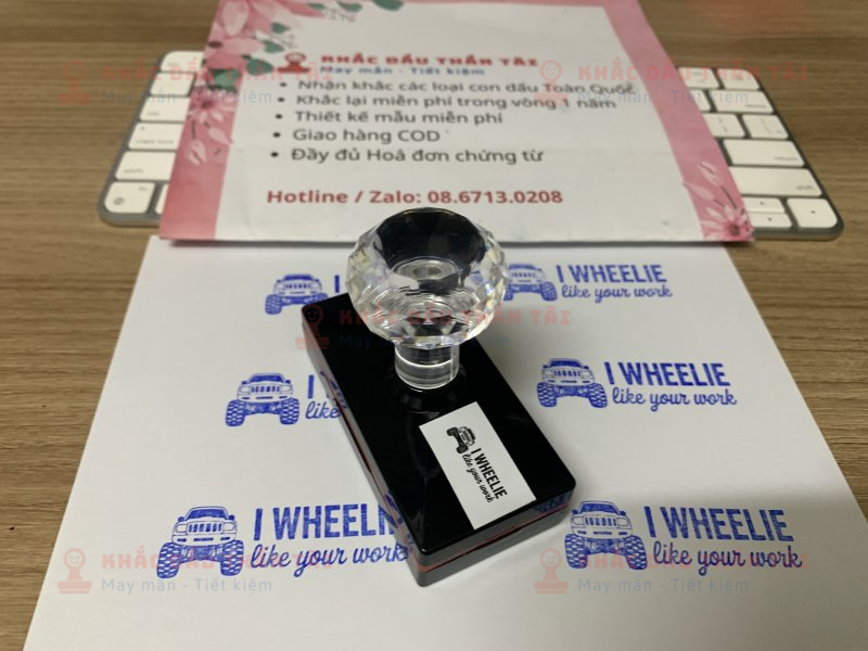 Khắc con dấu cho Giáo viên Trường quốc tế chữ I_Wheelie_Like_Your_Work màu xanh dương