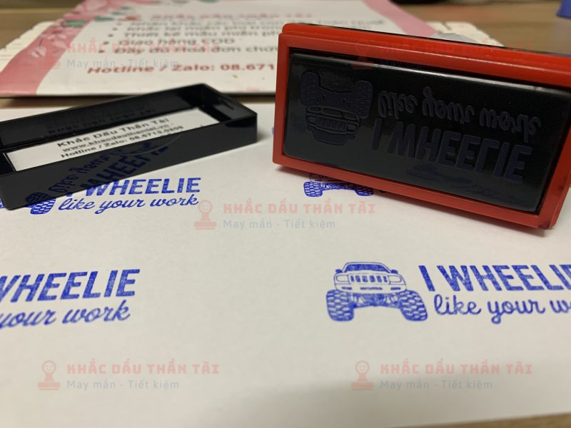 Khắc con dấu cho Giáo viên Trường quốc tế chữ I_Wheelie_Like_Your_Work màu xanh dương