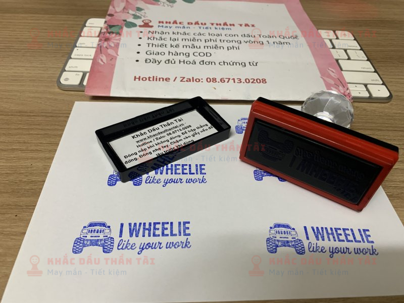 Khắc con dấu cho Giáo viên Trường quốc tế chữ I_Wheelie_Like_Your_Work màu xanh dương