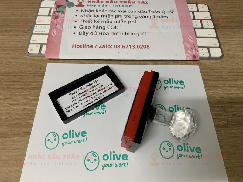 Khắc con dấu cho Giáo viên Trường quốc tế chữ Olive_Your_Work màu Xanh Lá