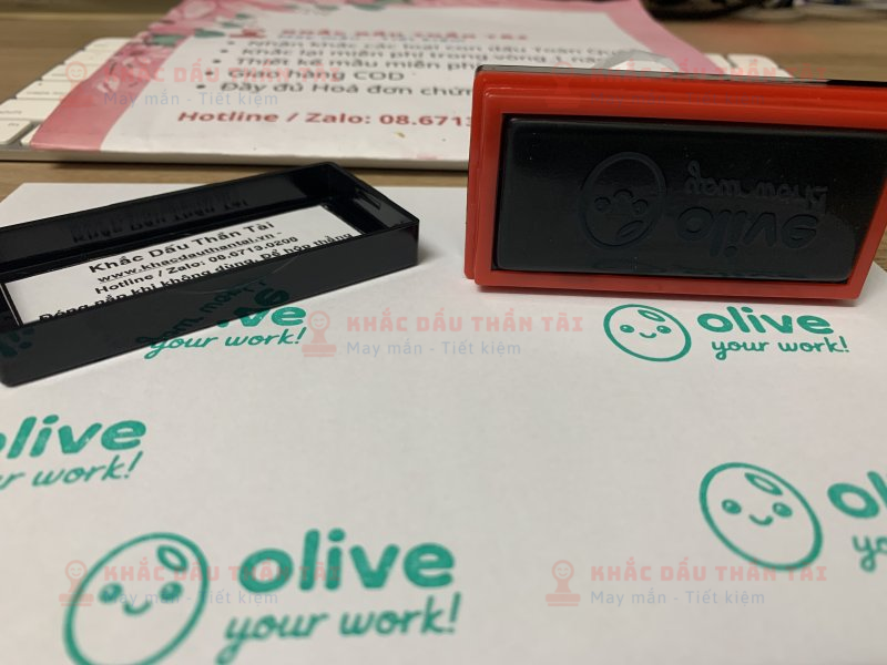 Khắc con dấu cho Giáo viên Trường quốc tế chữ Olive_Your_Work màu Xanh Lá