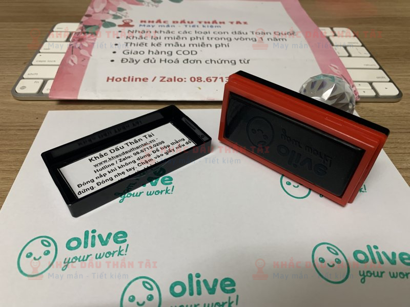 Khắc con dấu cho Giáo viên Trường quốc tế chữ Olive_Your_Work màu Xanh Lá