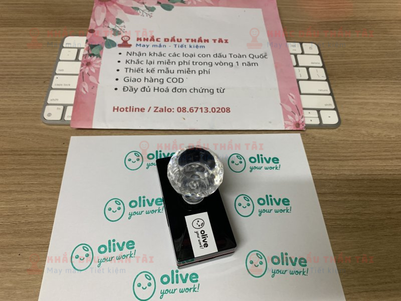 Khắc con dấu cho Giáo viên Trường quốc tế chữ Olive_Your_Work màu Xanh Lá