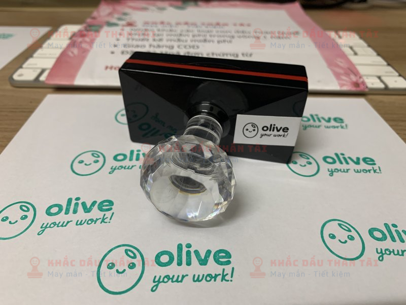 Khắc con dấu cho Giáo viên Trường quốc tế chữ Olive_Your_Work màu Xanh Lá