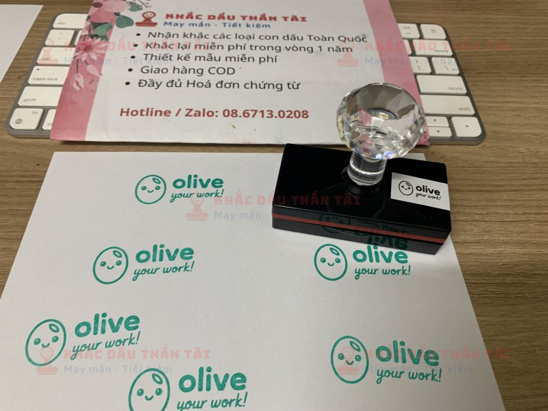 Khắc con dấu cho Giáo viên Trường quốc tế - Chữ Olive_Your_Work - Màu Xanh Lá Cây