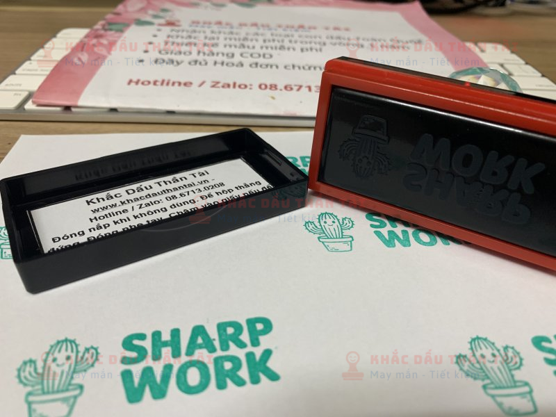 Khắc con dấu cho Giáo viên Trường quốc tế chữ Sharp_Work màu Xanh Lá Cây