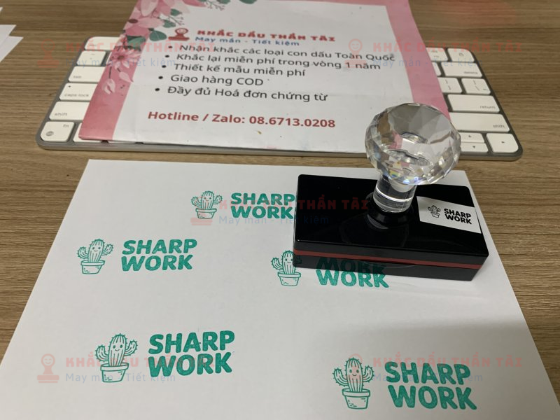 Khắc con dấu cho Giáo viên Trường quốc tế - Chữ Sharp_Work - Màu Xanh Lá Cây