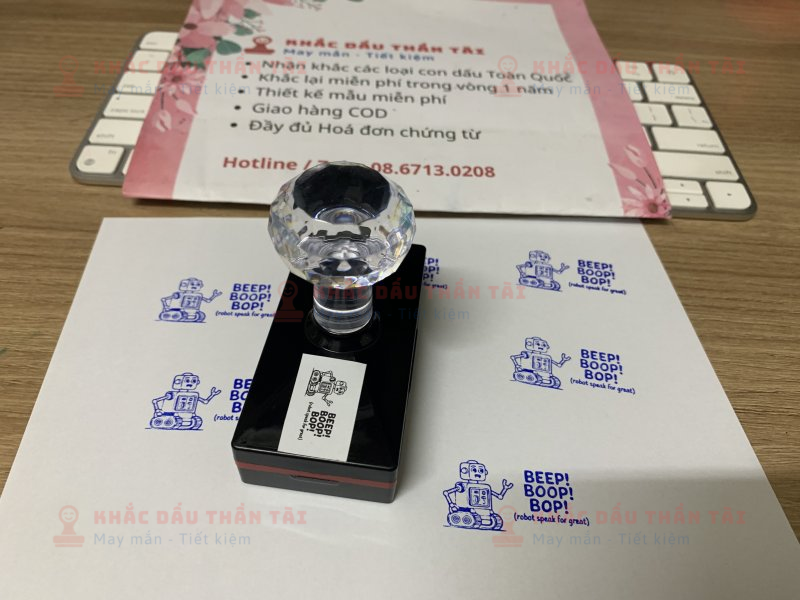 Khắc con dấu chữ Beep_Boop_Bop màu Xanh Dương cho Giáo viên Trường quốc tế