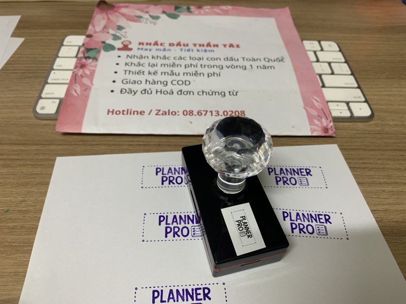 Khắc con dấu Chữ Planner_Pro Màu Tím cho Giáo viên Trường quốc tế