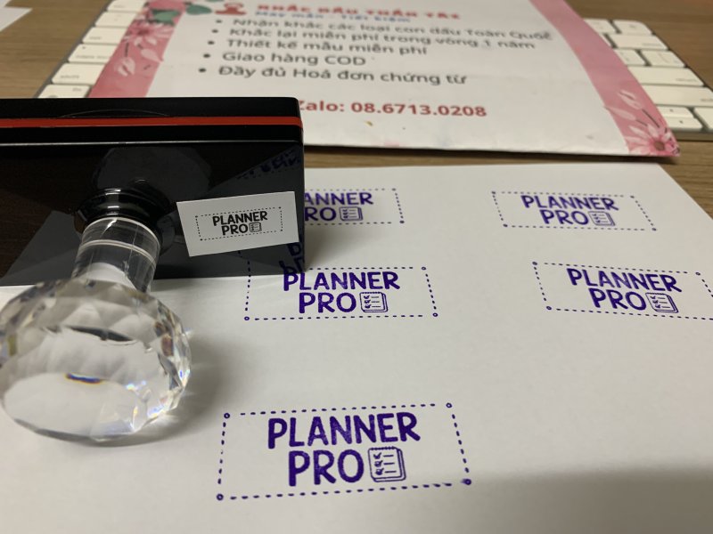 Khắc con dấu Chữ Planner_Pro Màu Tím cho Giáo viên Trường quốc tế