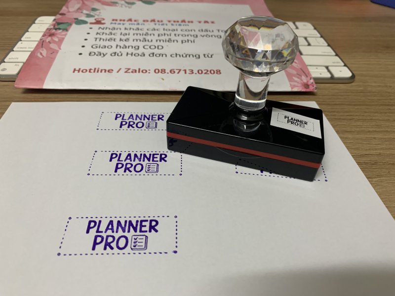 Khắc con dấu Chữ Planner_Pro Màu Tím cho Giáo viên Trường quốc tế
