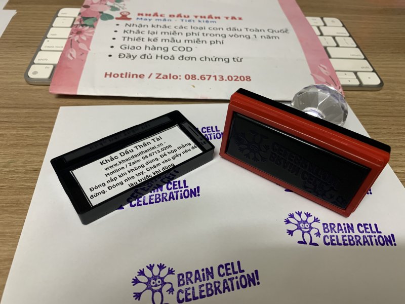 Khắc con dấu Giáo viên Trường quốc tế chữ Brain_Cell_Celebration màu tím