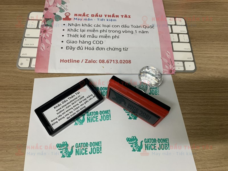 Khắc con dấu Giáo viên Trường quốc tế chữ Gator Done Nice Job màu xanh lá cây