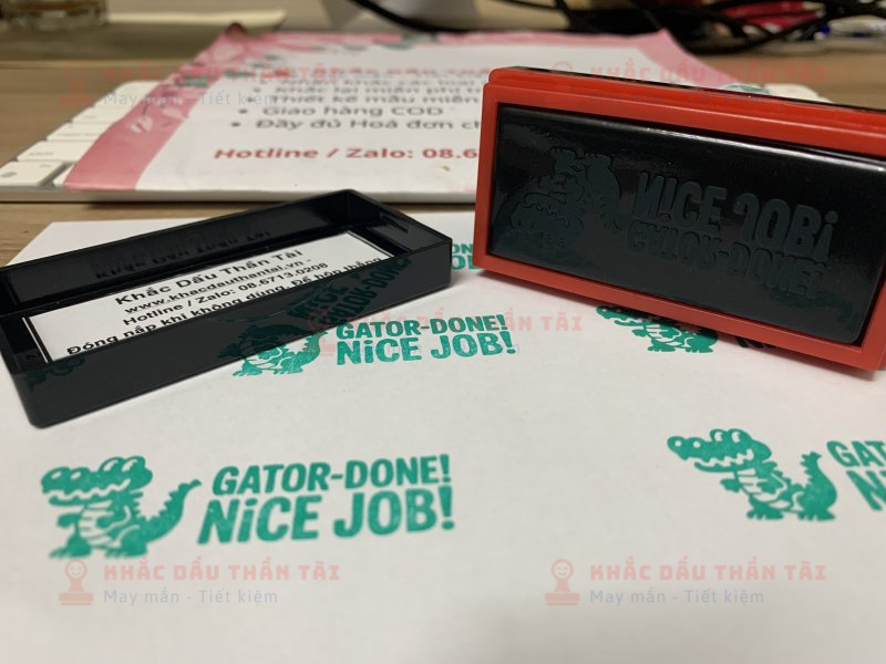 Khắc con dấu Giáo viên Trường quốc tế chữ Gator Done Nice Job màu xanh lá cây