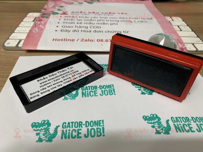 Khắc con dấu Giáo viên Trường quốc tế chữ Gator Done Nice Job màu xanh lá cây