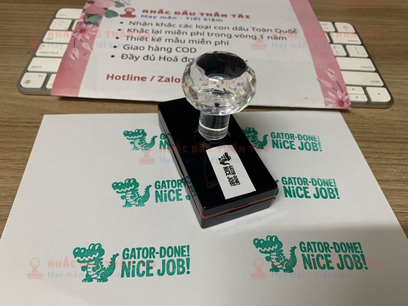 Khắc con dấu Giáo viên Trường quốc tế chữ Gator Done Nice Job màu xanh lá cây
