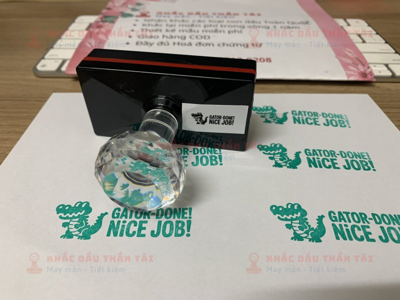 Khắc con dấu Giáo viên Trường quốc tế chữ Gator Done Nice Job màu xanh lá cây