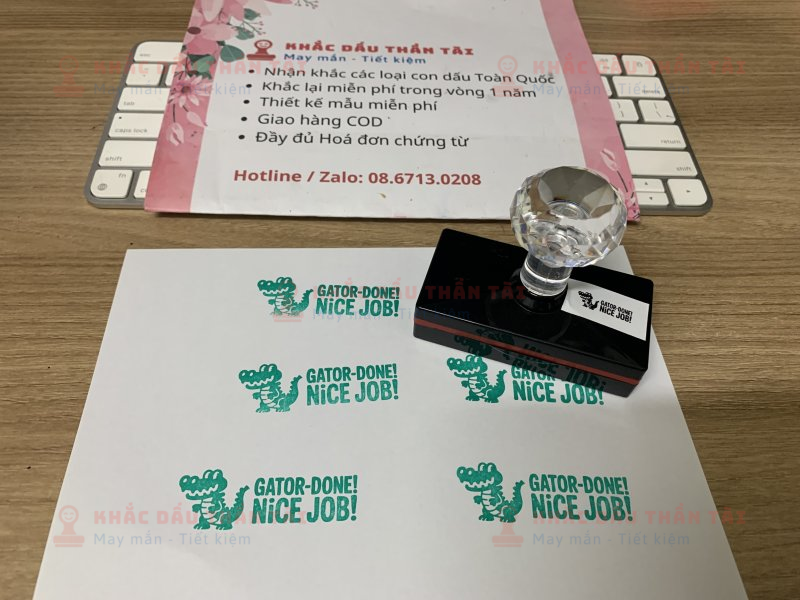 Khắc con dấu cho Giáo viên Trường quốc tế - Chữ Gator_Done_Nice_Job - Màu Xanh Lá Cây