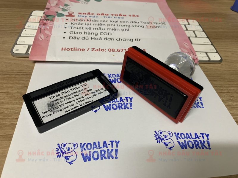 Khắc con dấu Giáo viên Trường quốc tế Chữ Koala_Ty_Work Màu Xanh Dương