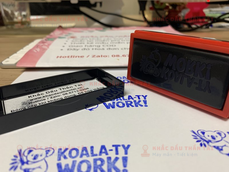 Khắc con dấu Giáo viên Trường quốc tế Chữ Koala_Ty_Work Màu Xanh Dương