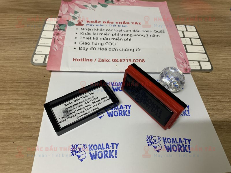 Khắc con dấu Giáo viên Trường quốc tế Chữ Koala_Ty_Work Màu Xanh Dương
