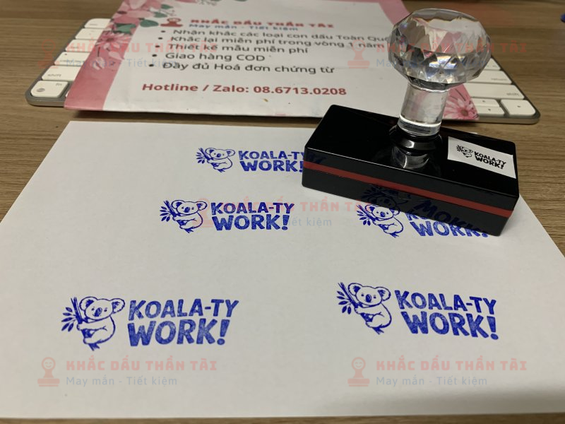 Khắc con dấu Giáo viên Trường quốc tế Chữ Koala_Ty_Work Màu Xanh Dương