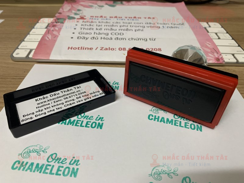 Khắc con dấu Giáo viên Trường quốc tế - Chữ One_In_Chameleon màu xanh lá cây