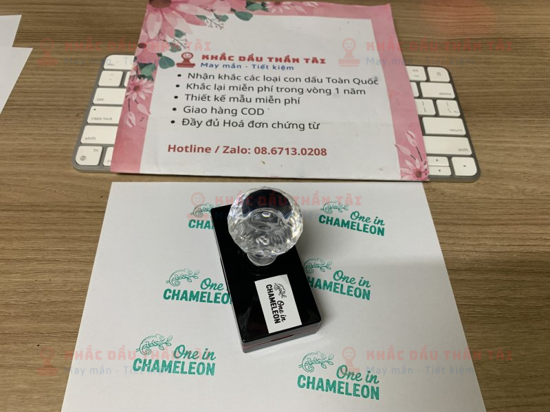 Khắc con dấu Giáo viên Trường quốc tế - Chữ One_In_Chameleon màu xanh lá cây