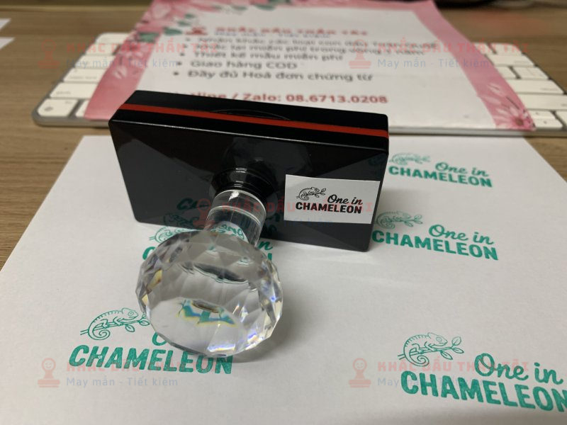 Khắc con dấu Giáo viên Trường quốc tế - Chữ One_In_Chameleon màu xanh lá cây